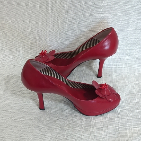 Antonio Melani Leather Heels Women's 8.5 Red Floral Accent Peep Toe Slip On - Picture 6 of 12